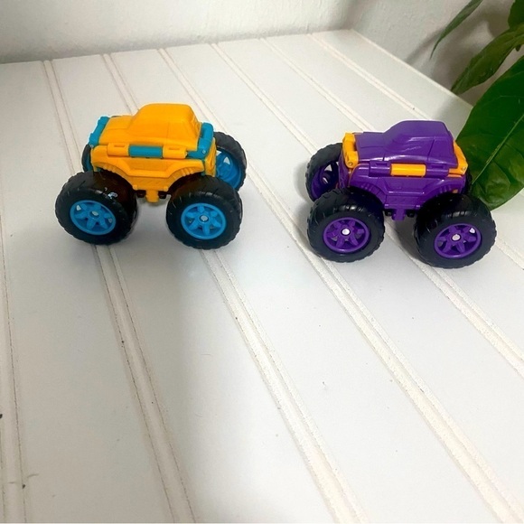 Bundle of (6) Monster Jam (3)Soldier Fortune, (2) Flip Cars (1) Flip Morph Truck - Picture 7 of 14
